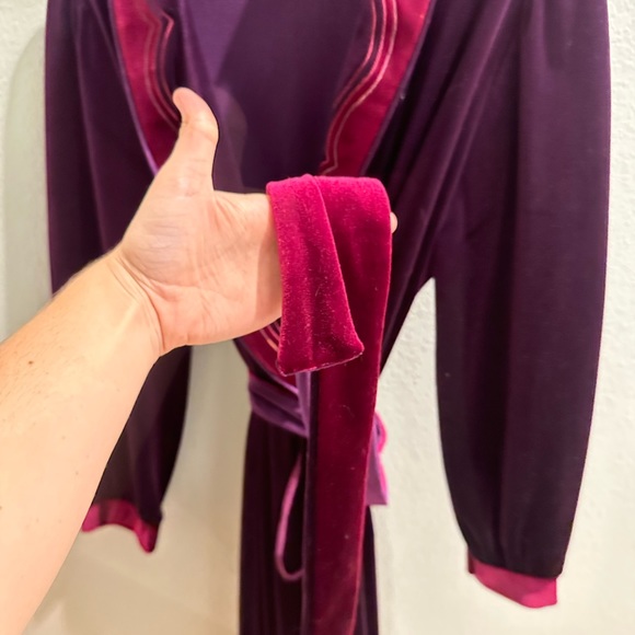 Vintage Lisanne Velvet Purple Robe - Picture 5 of 5